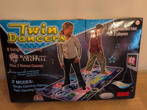 Twin dancers plug play - dancers,